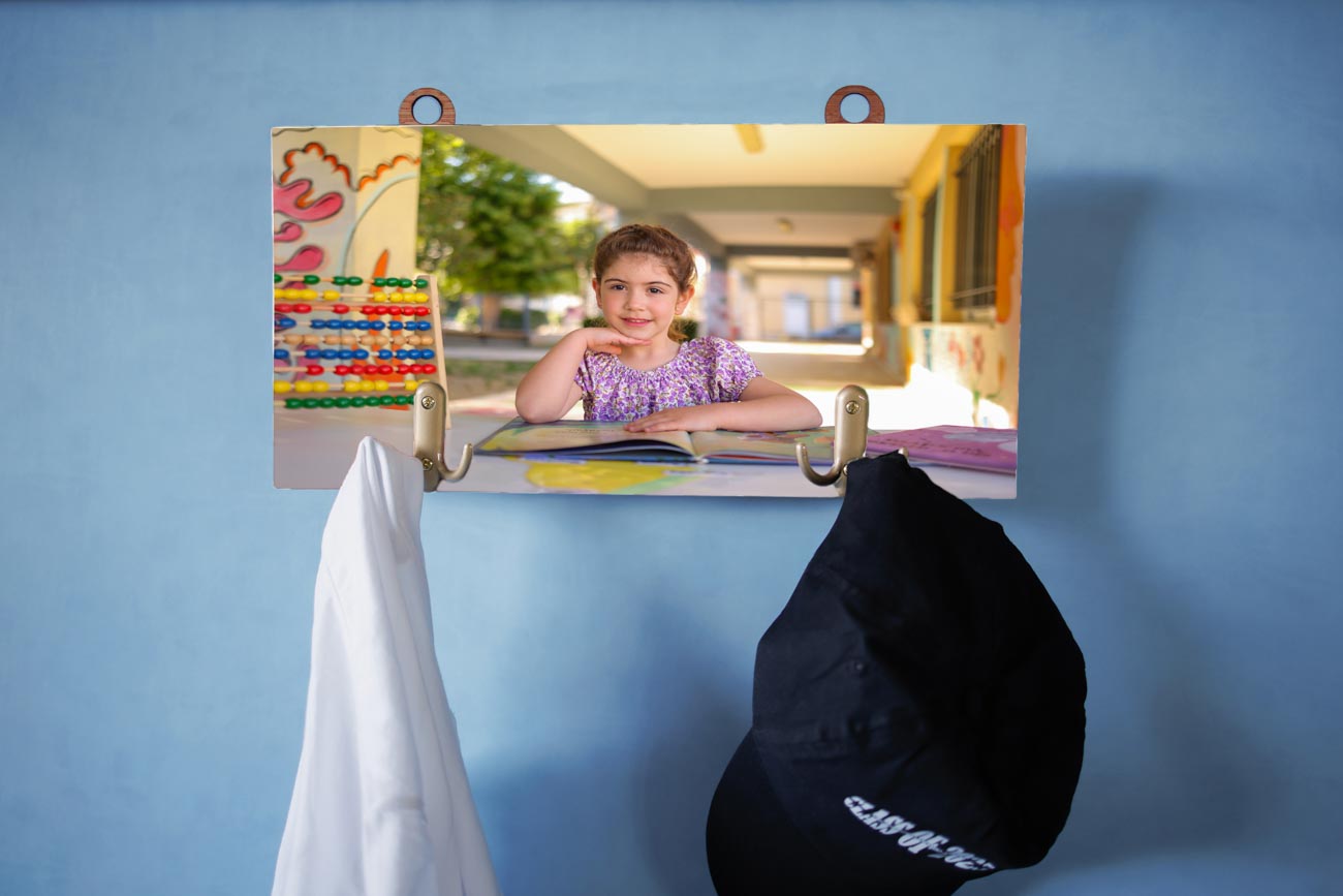 Ξύλινη κρεμάστρα με απλή φωτογραφία